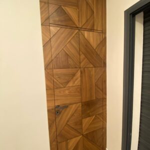 Porte en Noyer Décorative