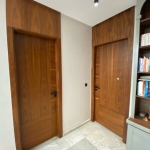 Porte Pleine en Noyer – Design Épuré et Élégant